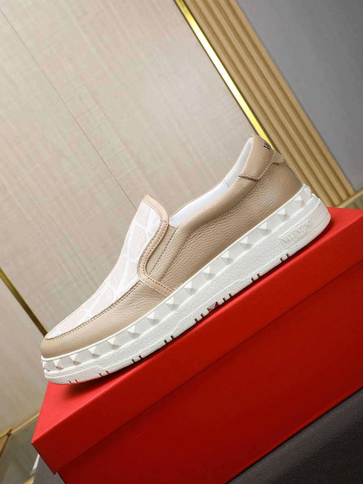 Men's shoes 💰440 Valentino "VALENTINO" hot sale ❤️ Counters ship at the same time 1:1 👏 Imported cowhide + waterproof fabric + leather lining 🐂 Casual fashion shoes Exquisite workmanship Original original outsole 38-44 (45 customized, non-refundable)